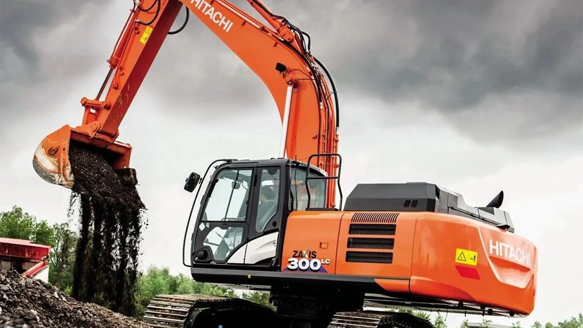 En oransje gravemaskin som graver jord